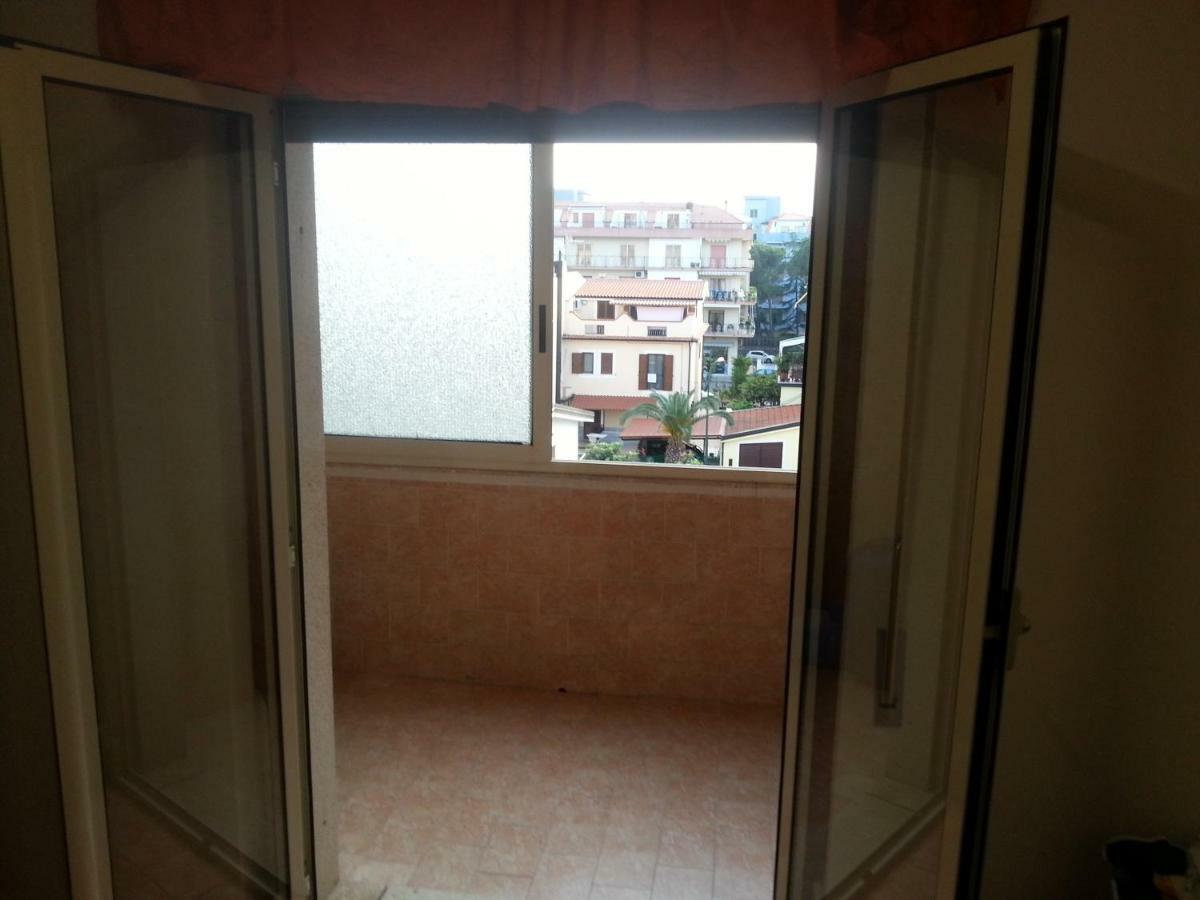 Casa Al Mare A Scalea Apartment Bagian luar foto